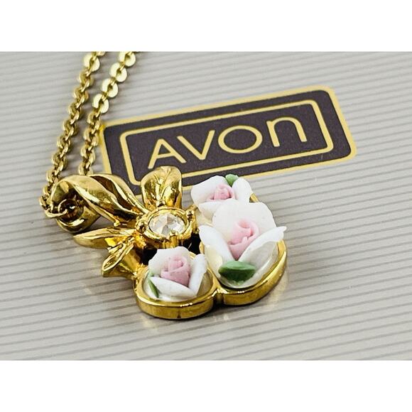 Avon Necklace Gold Tone Pink Porcelain Roses Rhinestone Pendant Chain Green Leaf - Picture 4 of 15